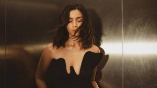 Alia Bhatt Looking Hot in this photos