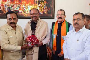 BJP state president MLA Chandrashekhar Bawankule visited the house of Congress district president Dr Tushar Shewale