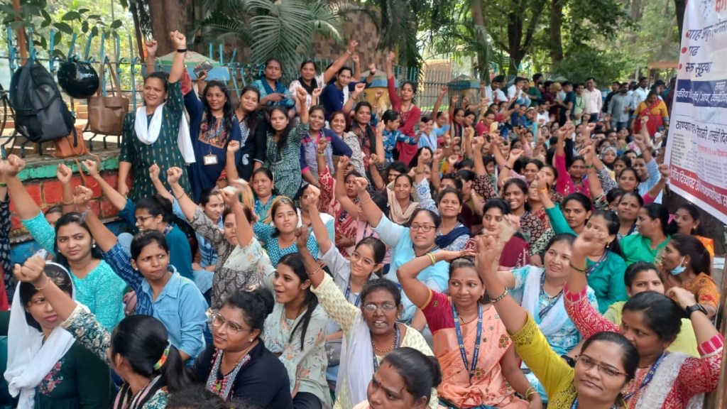 March of employees who joined during Corona period on Thane Municipal corporation