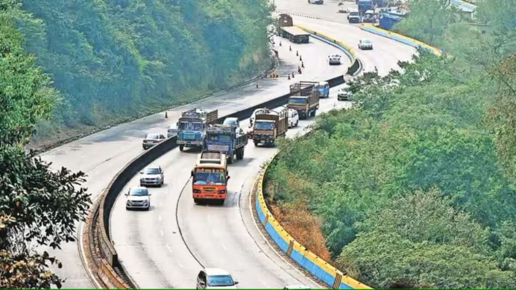 traffic block on mumbai pune expressway,