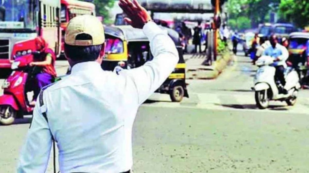 traffic policeman hit by four wheeler Kurla
