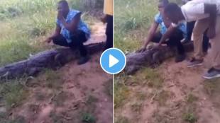 Wild animal crocodile attack on people when they try to click photo with it shocking video