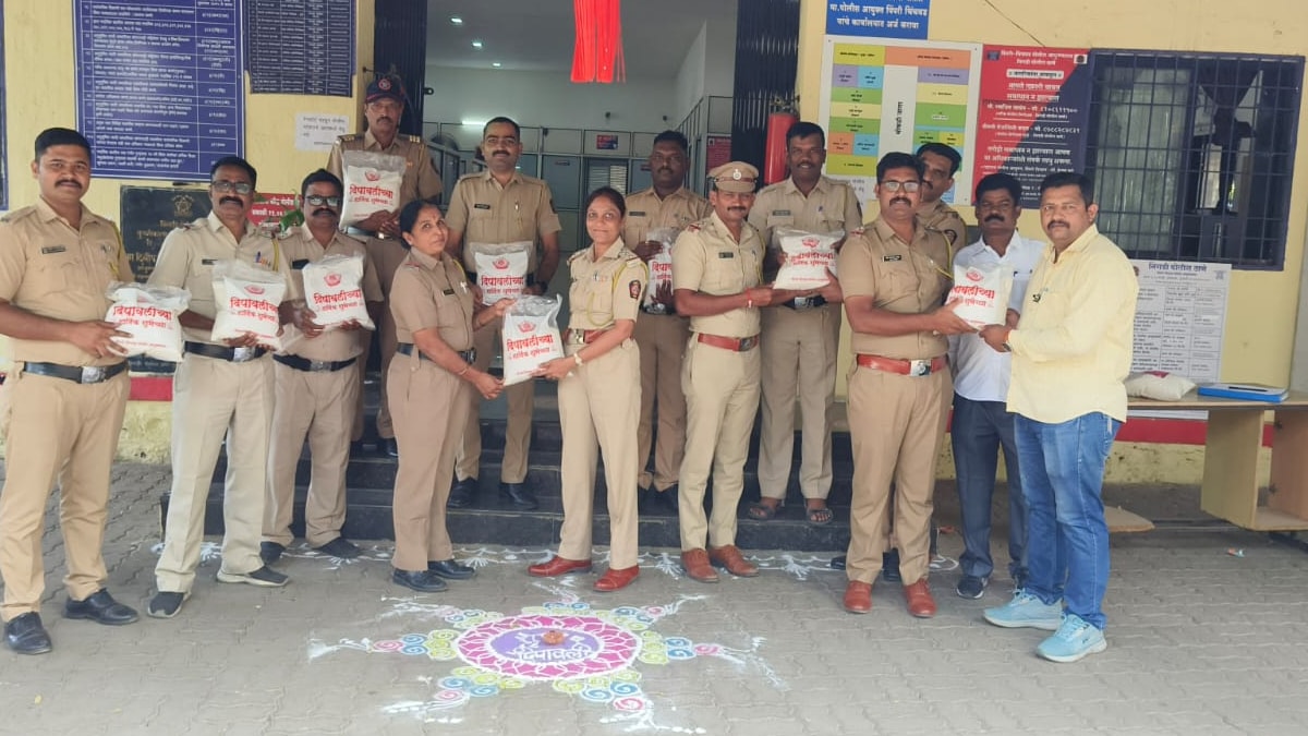 Pimpri Commissioner Vinay Kumar Choubey has given 4500 to the police on the occasion of Diwali visit