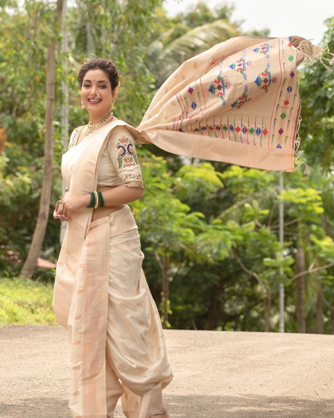 Rupali Bhosle White Nauvari Paithani Saree