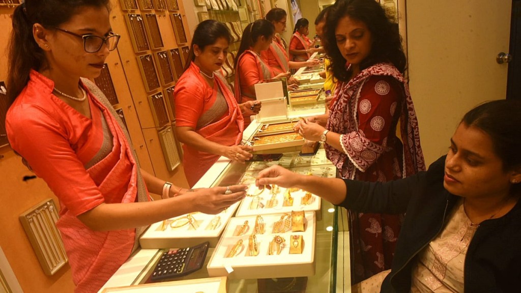 Rush to buy gold on Dhantrayodashi