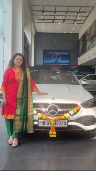 पण आता आलिशान गाडी असणाऱ्या या यादीमध्ये प्राजक्ता कुलकर्णी-दिघे यांचं नाव ही सामील झालं आहे.