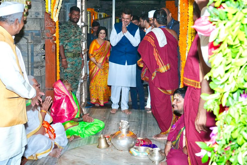 कार्तिकी एकादशीनिमित्त पंढरपूर येथे राज्याचे उपमुख्यमंत्री देवेंद्र फडणवीस आणि त्यांच्या सुविद्य पत्नी अमृता फडणवीस यांच्या हस्ते श्री विठुराया आणि रखुमाईची शासकीय पूजा झाली. (फोटो - देवेंद्र फडणवीस/एक्स)