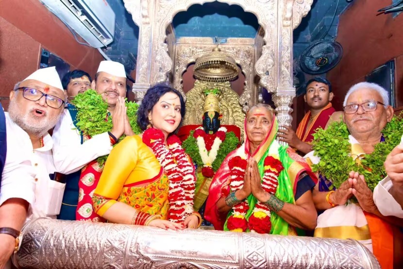 या पिवळ्या मुनियार पैठणीवर लाल आणि हिरव्या रंगाच्या वेली आहेत. (फोटो - देवेंद्र फडणवीस/एक्स)