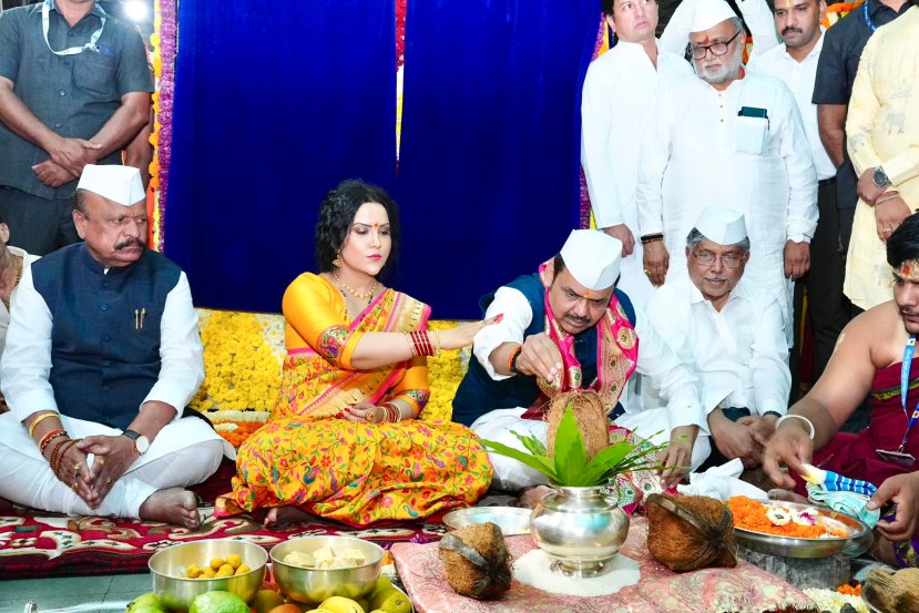 तसंच, गेल्या काही दिवसांपासून त्यांच्या फॅशन सेन्सकडेही नेटिझन्सचं बारीक लक्ष असतं. कार्तिकी एकादशीनिमित्त आयोजित शासकीय पूजेला त्यांनी नेसलेल्या साडीकडे अवघ्या महिला वर्गाचं लक्ष गेलं आहे. (फोटो - देवेंद्र फडणवीस/एक्स)
