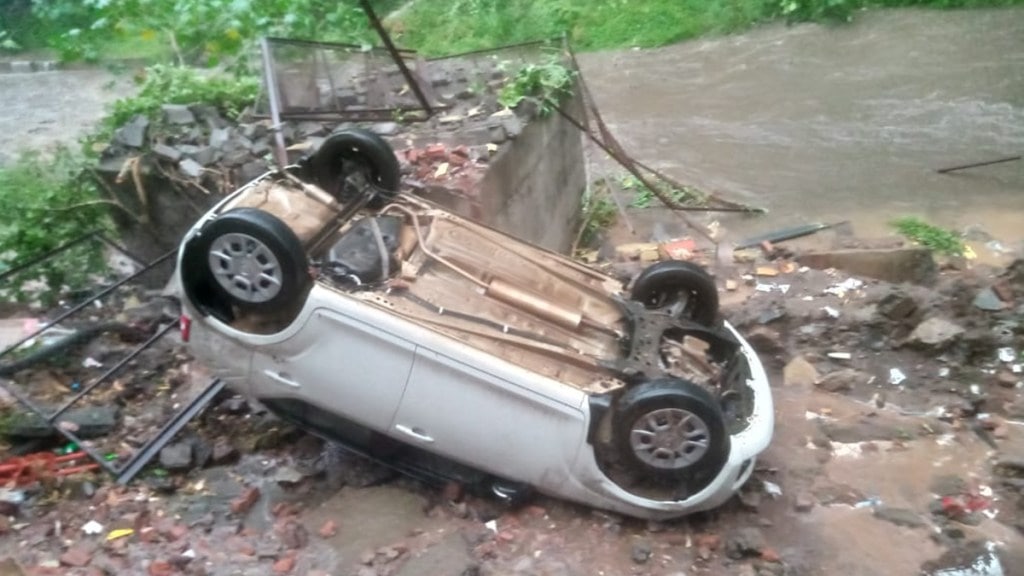 wall collapsed on a car in pune, pune heavy rain news, heavy rain at balajinagar dhankawadi