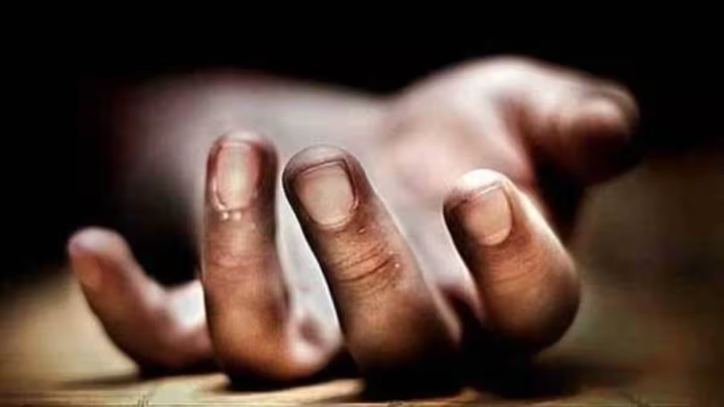 worker died in nashik, wooden roof fell on worker in nashik, wooden roof of old house