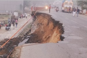 railway overbridge collapsed in manmad, manmad railway overbridge collapsed, british era railway overbridge collpased in manmad,