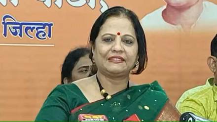bjp mla devyani farande opposed to release water for jayakwadi dam