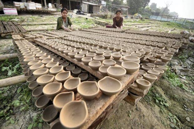 पाटण्यात दिवाळी सणासाठी कुंभार मातीचे दिवे तयार करतात. (पीटीआय फोटो)