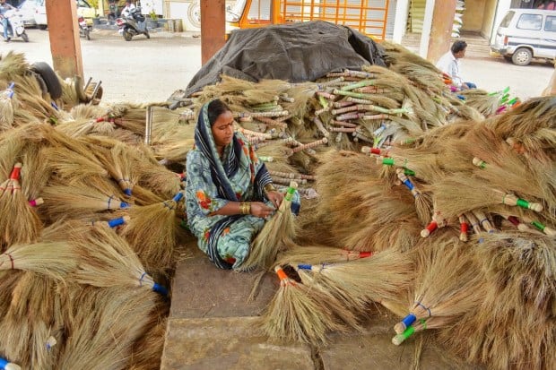 कराडमध्ये दिवाळी सणापूर्वी विक्रीसाठी झाडू बनवण्याचेही काम मोठ्या प्रमाणावर सुरु आहे. (पीटीआय फोटो)