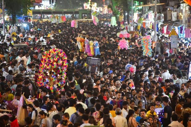 मुंबईत लोक दिवाळी सणाच्या खरेदीसाठी दादरच्या बाजारपेठेत येतात. (पीटीआय फोटो)