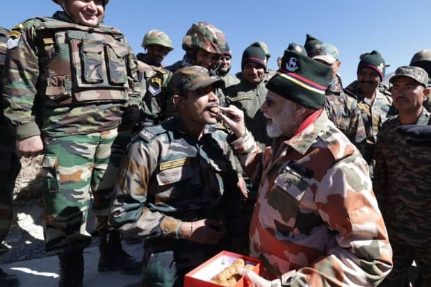पंतप्रधानांनी सैनिकांशी संवाद साधतानाची छायाचित्रे शेअर केली आहे. सैनिकांना त्यांनी मिठाईही दिली. (पीटीआय फोटो)
