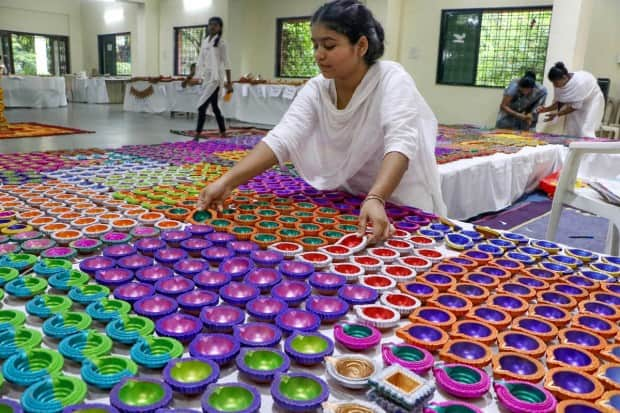 नागपुरात एका अनाथाश्रमातील मुले दिवाळी सणापूर्वी त्यांनी स्वतः बनवलेले दिवे मांडत आहेत. (पीटीआय फोटो)