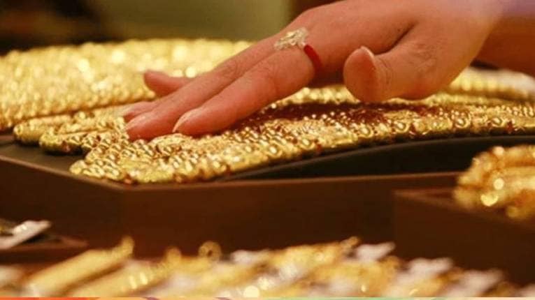 Gold-Silver Price on 4 May 2024: ग्राहकांच्या चेहऱ्यावर आनंद! सोन्याचे भाव कमी झाले, १० ग्रॅमचा दर पाहून बाजारात गर्दी