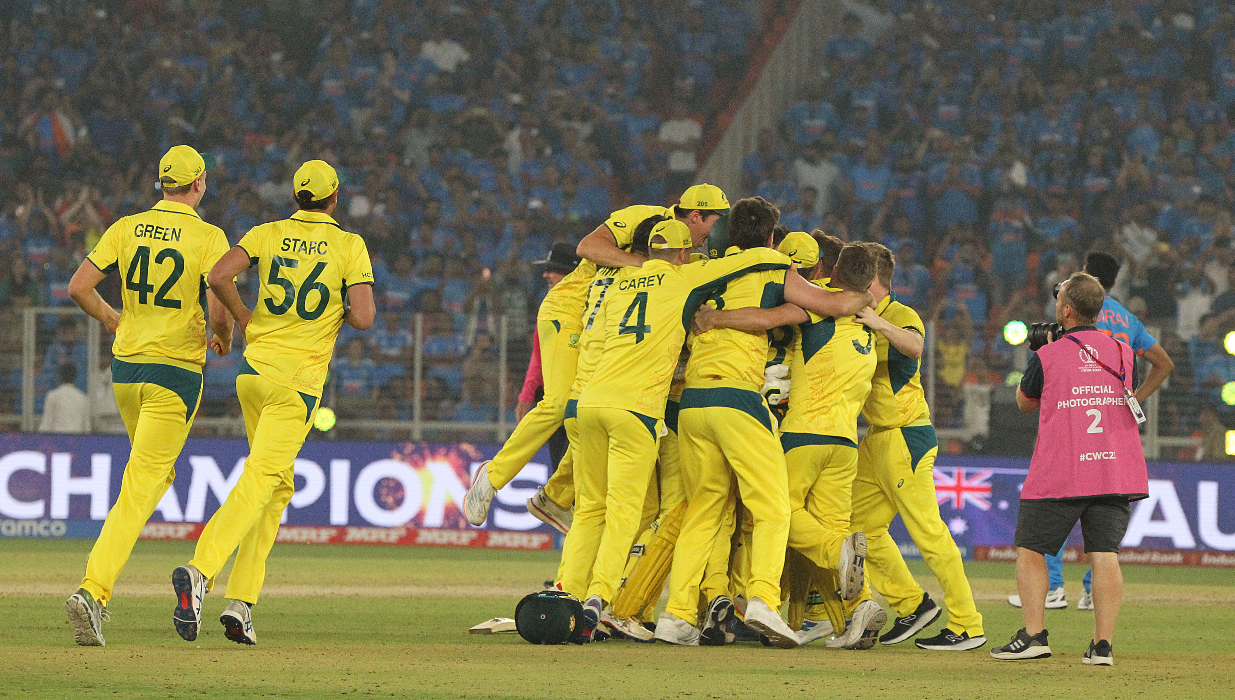 अहमदाबादमधील नरेंद्र मोदी स्टेडियमवर भारताविरुद्धच्या आयसीसी पुरुष क्रिकेट विश्वचषक अंतिम सामन्यात विजय मिळवल्यानंतर ऑस्ट्रेलियन संघ आनंद साजरा करताना… (निर्मल हरिंद्रन : एक्सप्रेस फोटो)