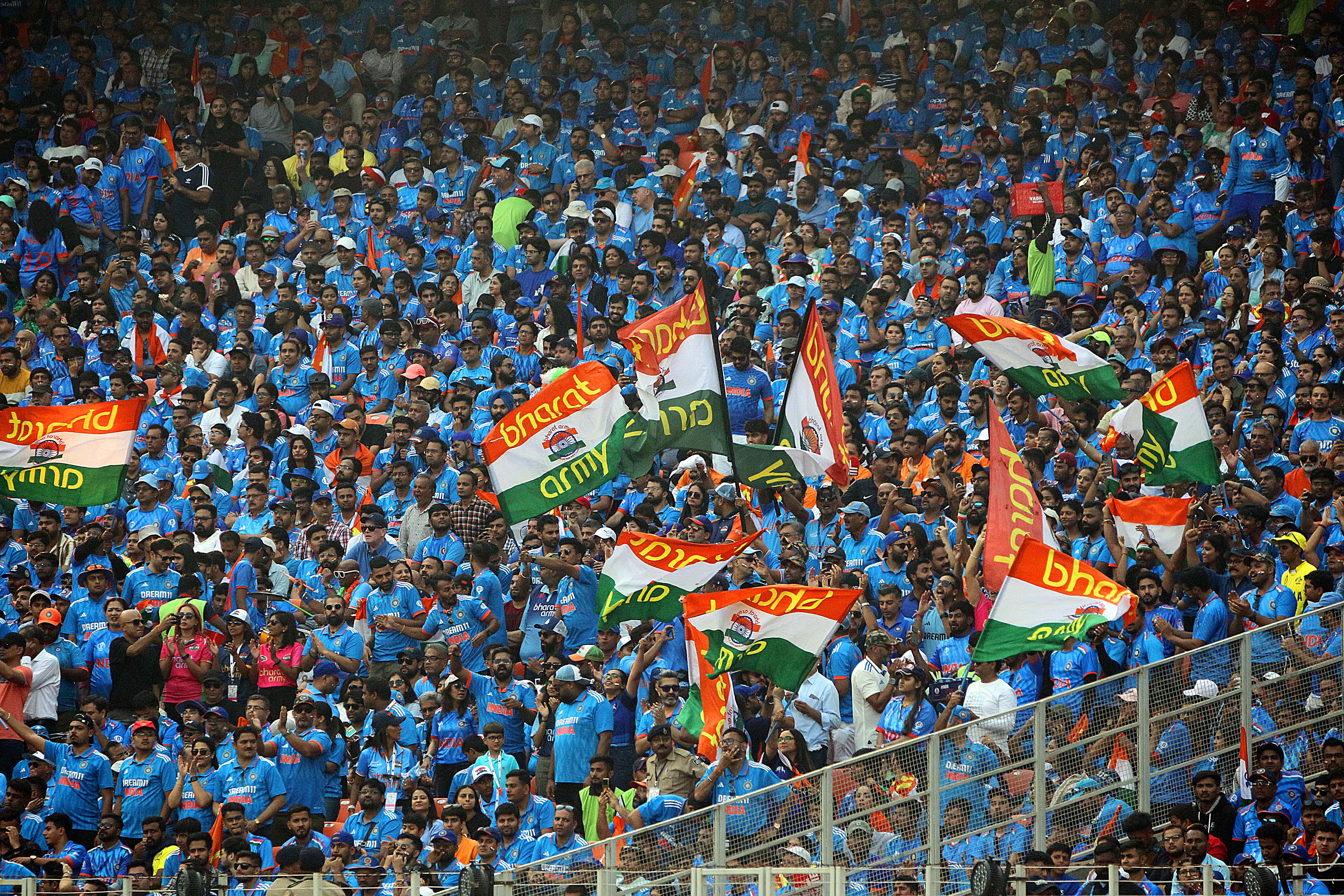अहमदाबादमधील नरेंद्र मोदी स्टेडियमवर भारत आणि ऑस्ट्रेलिया यांच्यातील आयसीसी पुरुष क्रिकेट विश्वचषक अंतिम सामना पाहण्यासाठी क्रीडाप्रेमींनी गर्दी केली होती. तर १ अब्जाहून अधिक लोकांनी हा सामना विविध माध्यमांद्वारे पाहिला. (निर्मल हरिंद्रन : एक्सप्रेस फोटो)