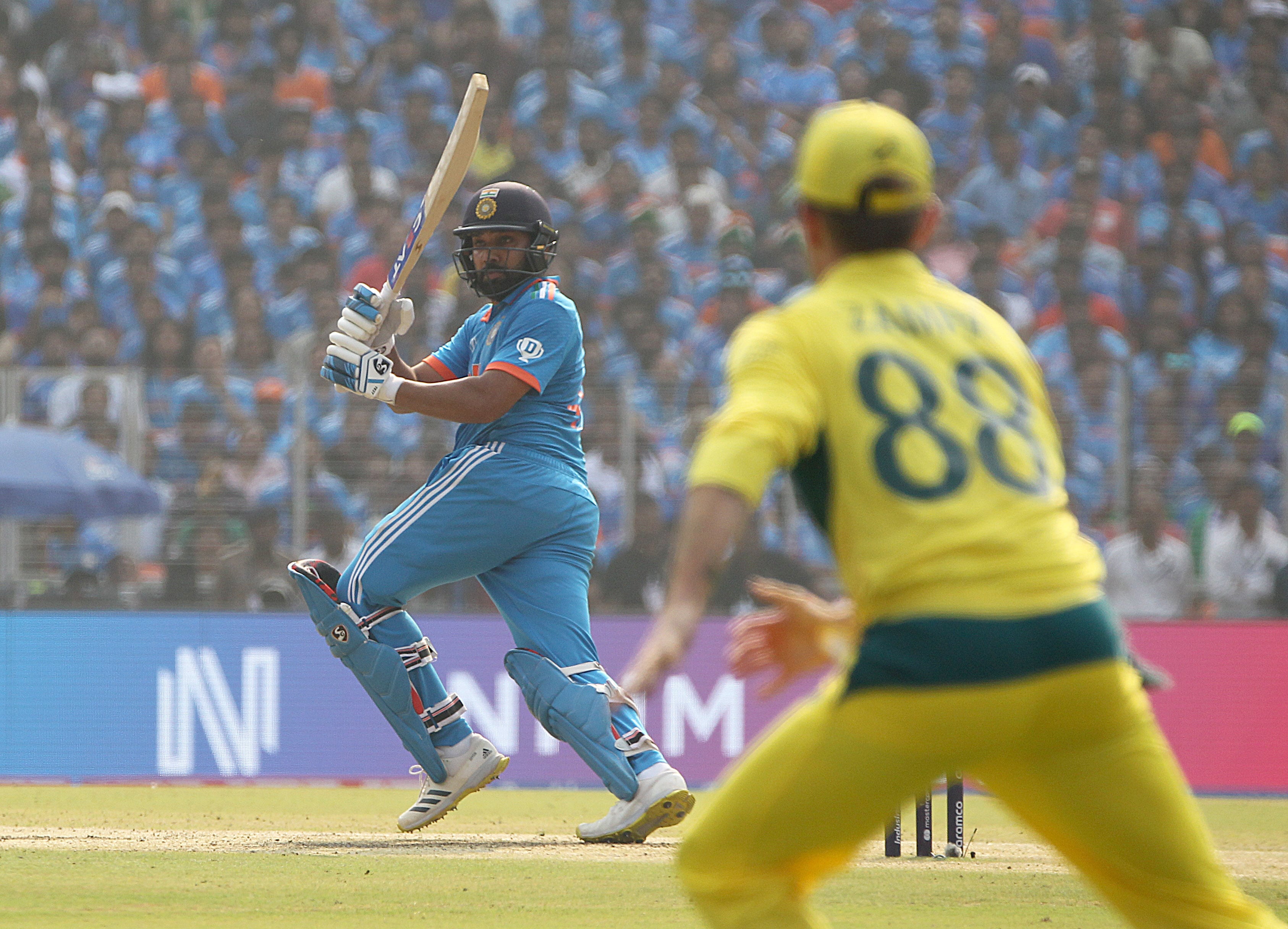 विश्वचषक अंतिम सामन्याच्या सुरुवातीलाच ऑस्ट्रेलियाने भारताचा कर्णधार रोहित शर्मा याची विकेट घेतली. (निर्मल हरिंद्रन : एक्सप्रेस फोटो)