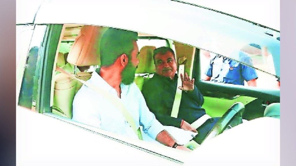 Invitation to Union Road Transport Minister Nitin Gadkari for Golden Jubilee Closing Ceremony of Vasai Janata Bank