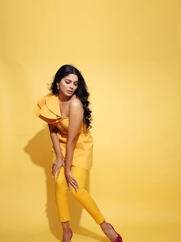 pooja-sawant-yellow-outfit