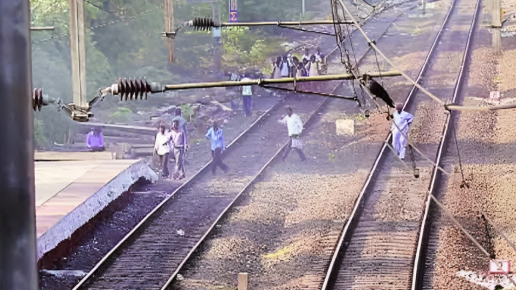 Railway track crossing continues Thane station, Penal action against one thousand passengers last 11 months