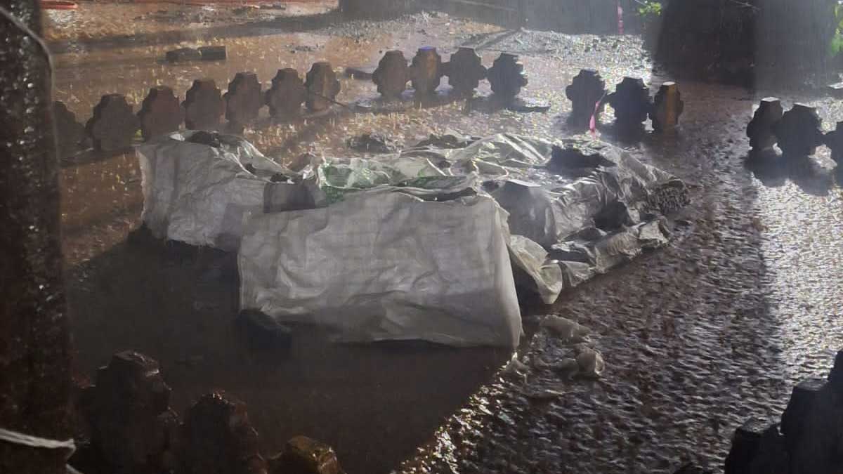 massive ain In dombivli heavy rain with strong wind hits dombivli