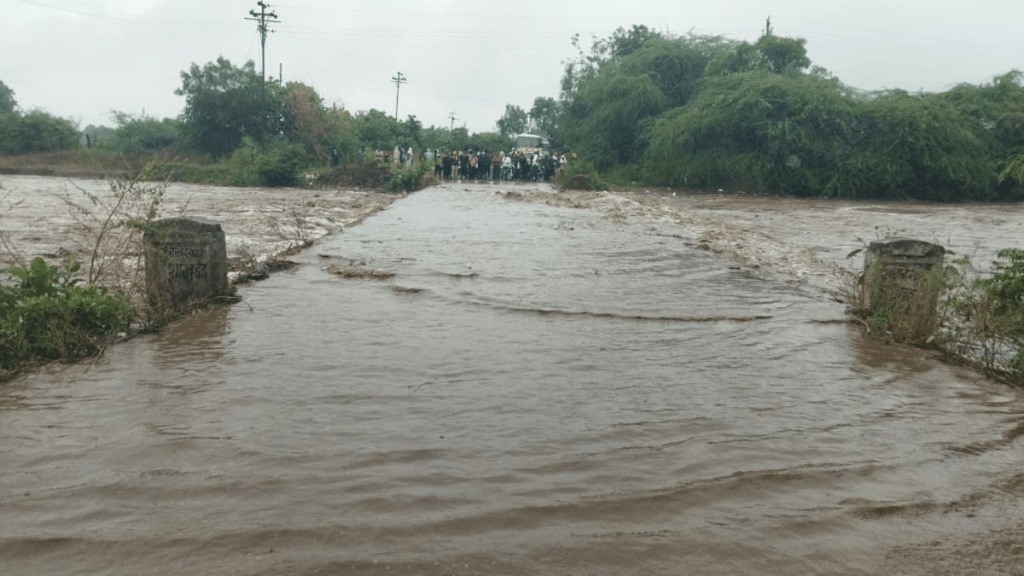 Pusad Umarkhed talukas river flooded rain crops damaged