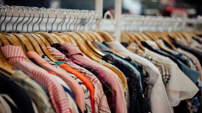 बांगलादेश जगातील सर्वांत मोठे कपड्यांचे उत्पादन करणारे केंद्र बनले आहे; जेथे ४० लाखांहून अधिक कामगार आणि कारागीर राहतात.(photo - freepik)