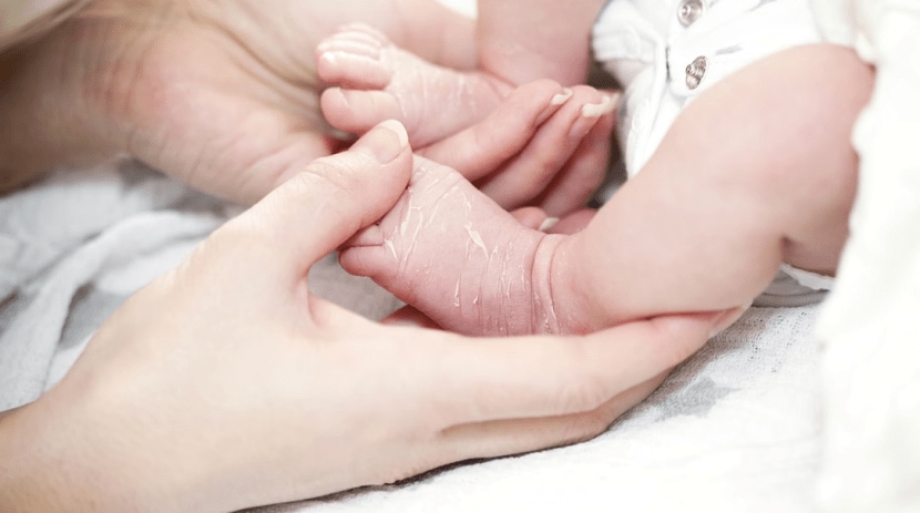 त्यांना फक्त ५ ते १० मिनिटे कोमट पाण्यात अंघोळ घाला. जर पाणी खूप गरम असेल तर बाळाच्या त्वचेवरील नैसर्गिक तेल निघून जाते, ज्यामुळे त्वचा कोरडी पडते.