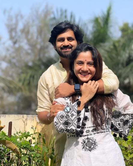 नुकताच अभिनेता शशांक केतकरने ‘अल्ट्रा मराठी बझ’ या एंटरटेनमेंट युट्यूब चॅनेलशी संवाद साधला. यावेळी अभिनेत्याबरोबर रॅपिड फायर खेळ खेळण्यात आला. तेव्हा त्याला ऋग्वेदला सगळ्यांसमोर कधी आणणार आहेस? असं विचारण्यात आलं.