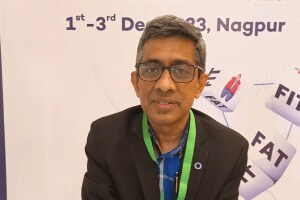 Dr. Shashank Joshi working mobile app track food choices lifestyle person diabetics