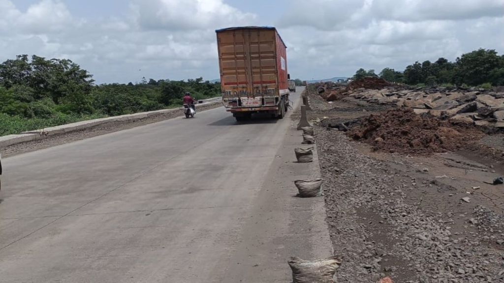 Mumbai Nashik Highway on the way to pathol free Instructions to complete the work till monsoon