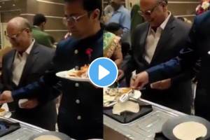 Viral Video Wedding Guets seen Prepare their own rotis At food counter