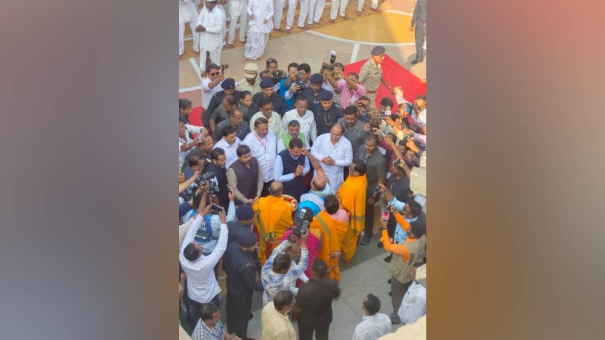 Devendra Fadnavis visited Gajanan Maharaj Sansthan