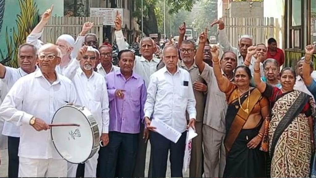 Retired Teachers Association protest Municipal Corporation not paying due amount 7th Pay Commission dhule
