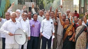 Retired Teachers Association protest Municipal Corporation not paying due amount 7th Pay Commission dhule