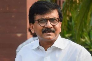 Slippers thrown at Sanjay Rauts car in Solapur