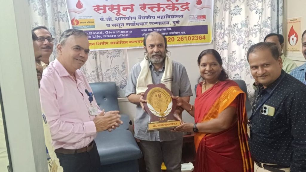 Sarang Yadwadkar set a record in Sassoon Blood Bank by 175th blood donation