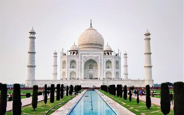 आग्र्यामध्ये ताजमहाल पाहण्याबरोबरच लग्न करण्यासाठीही अनेक जोडपे लांबून येतात.