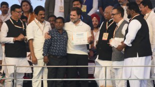 Five lucky donors who donated at a public meeting in Nagpur were awarded certificates of appreciation by Congress Rahul Gandhi