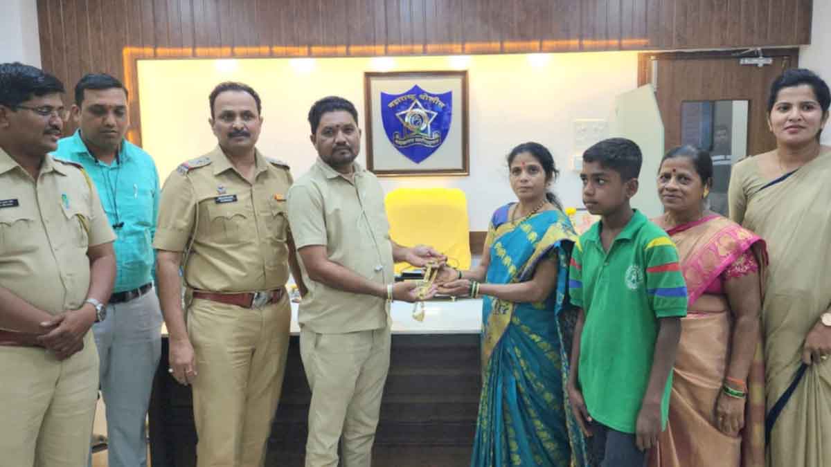 honest auto driver return 7 tolas of gold to woman passenger who forgot in autorickshaw