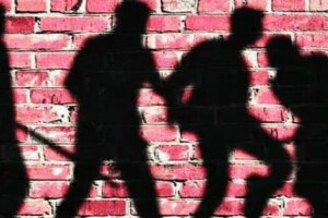 young man reduce crowd scene fight beaten up thane