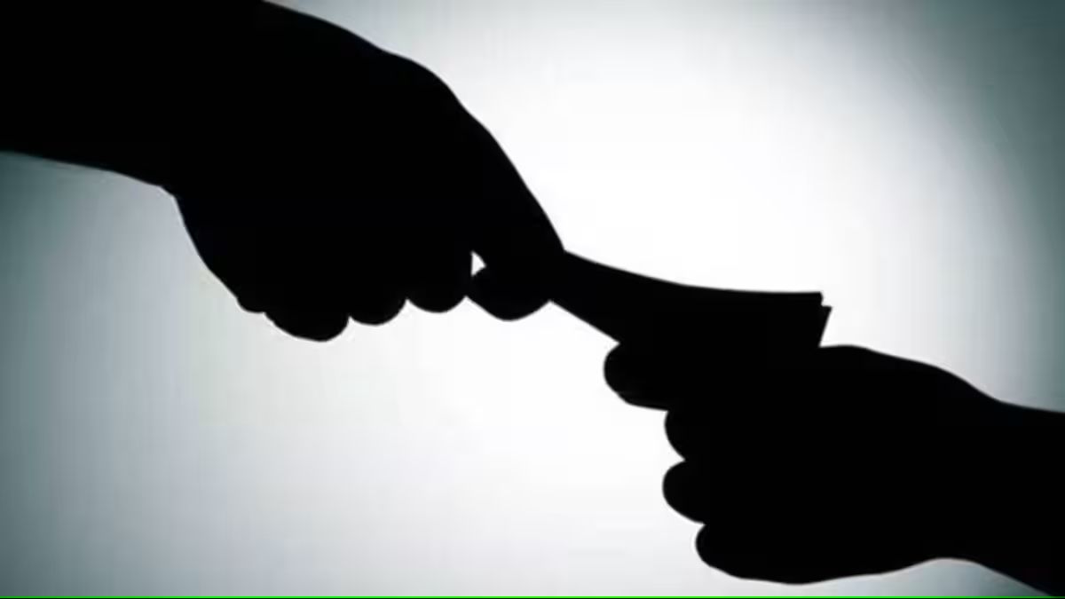 businessman caught red handed while paying bribe by the anti corruption department