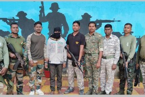 naxalite arrest latest news in marathi, naxalite carrying rupees 2 lakhs reward arrested