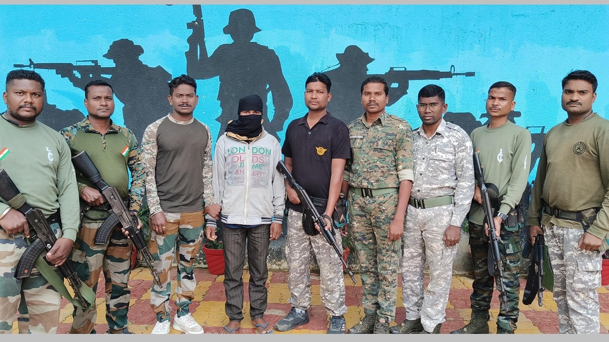 naxalite arrest latest news in marathi, naxalite carrying rupees 2 lakhs reward arrested