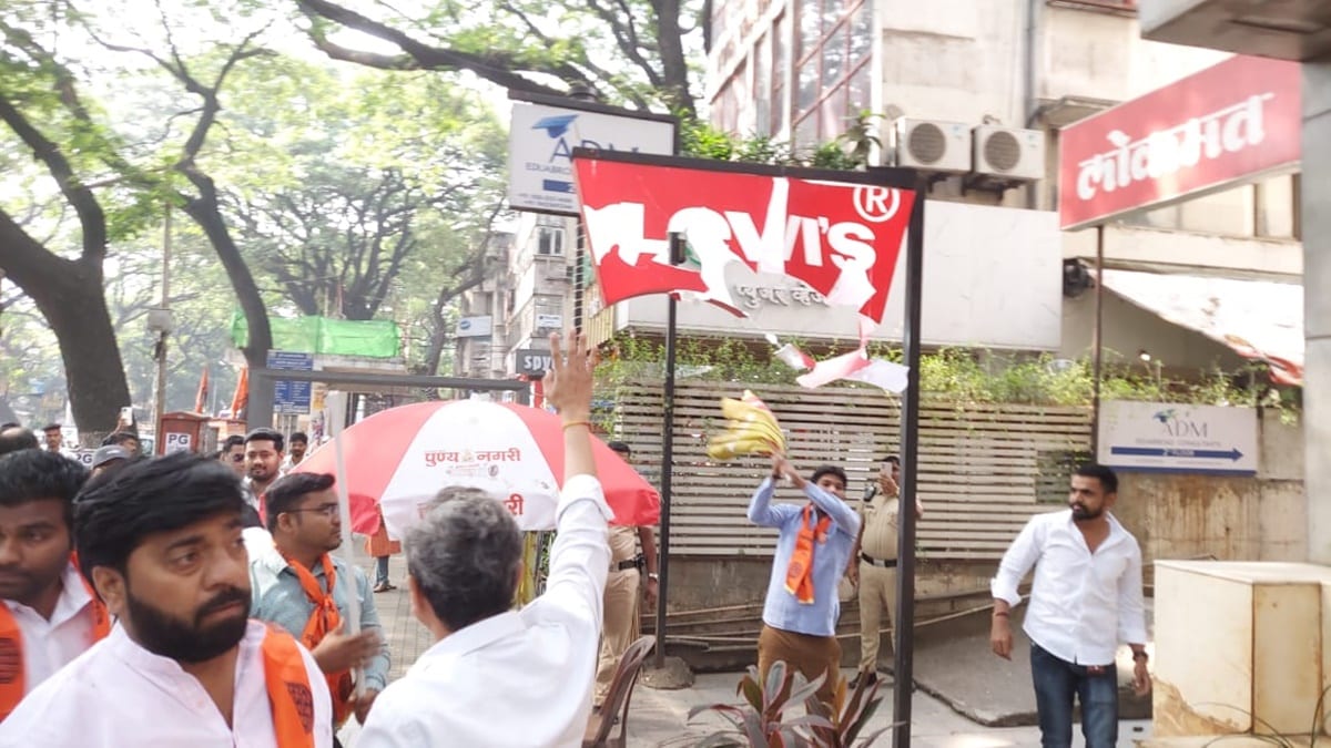 sainath babar, mns stone pelting at jm road, stone pelting on english name boards of shops, pune stone pelting on english name boards by mns
